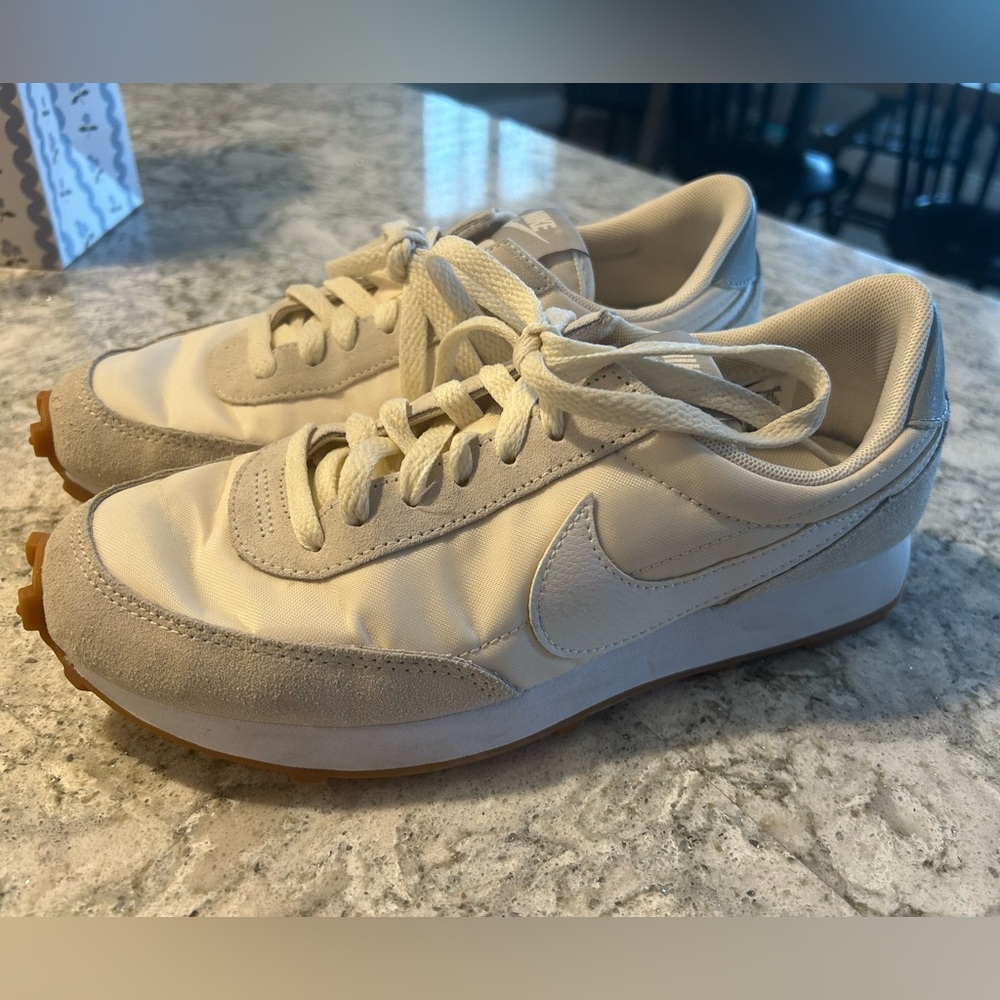Cream/White/Grey Nike’s size 6.5